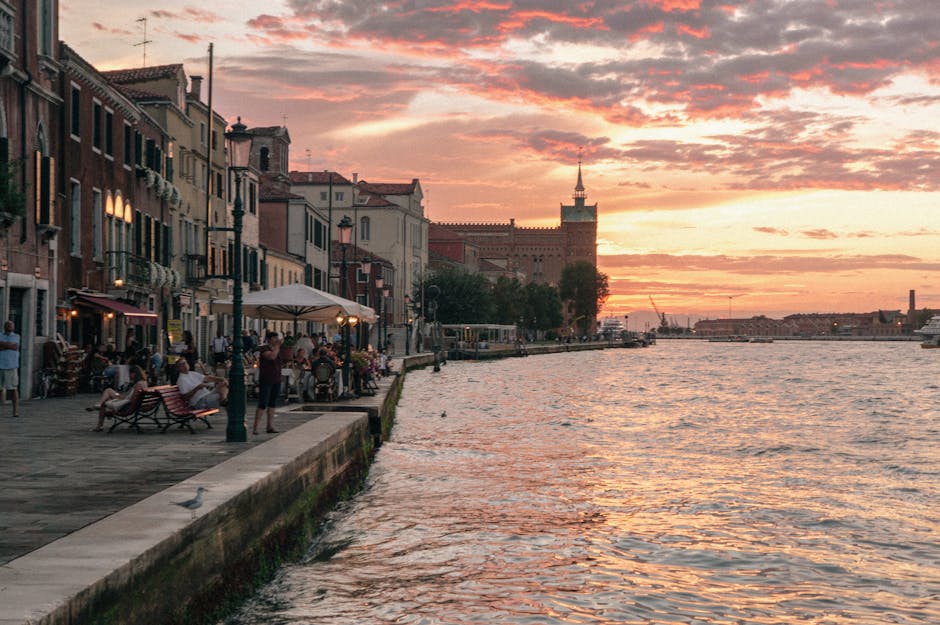 Promenade au bord de l'eau à Venise, terrasses et coucher de soleil