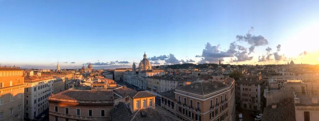 Panorama des toits de Venise au coucher du soleil avec coupoles