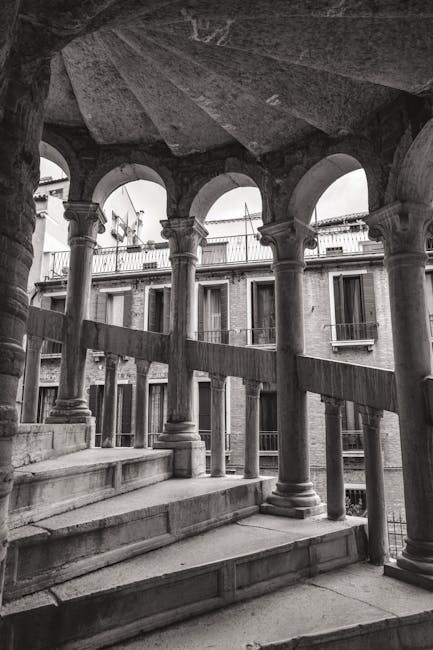 Escalier en colimaçon de la Scala Contarini à Venise, arcs et colonnes