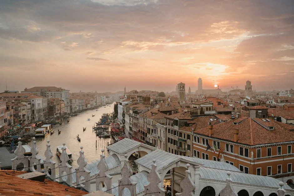 Grand Canal à Venise au coucher de soleil, gondoles et toits en enfilade
