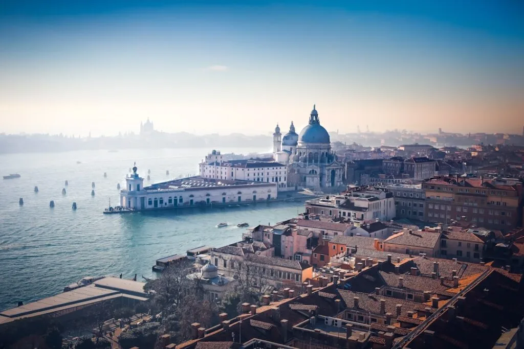 La basilique Santa Maria della Salute et l'entrée du Grand Canal à Venise