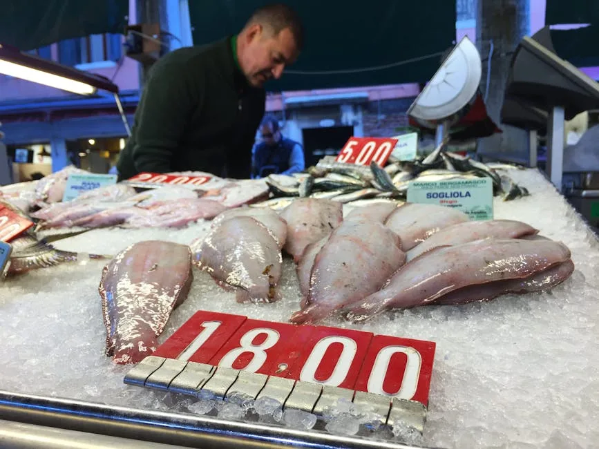 Poissons frais sur glace au marché du Rialto à Venise