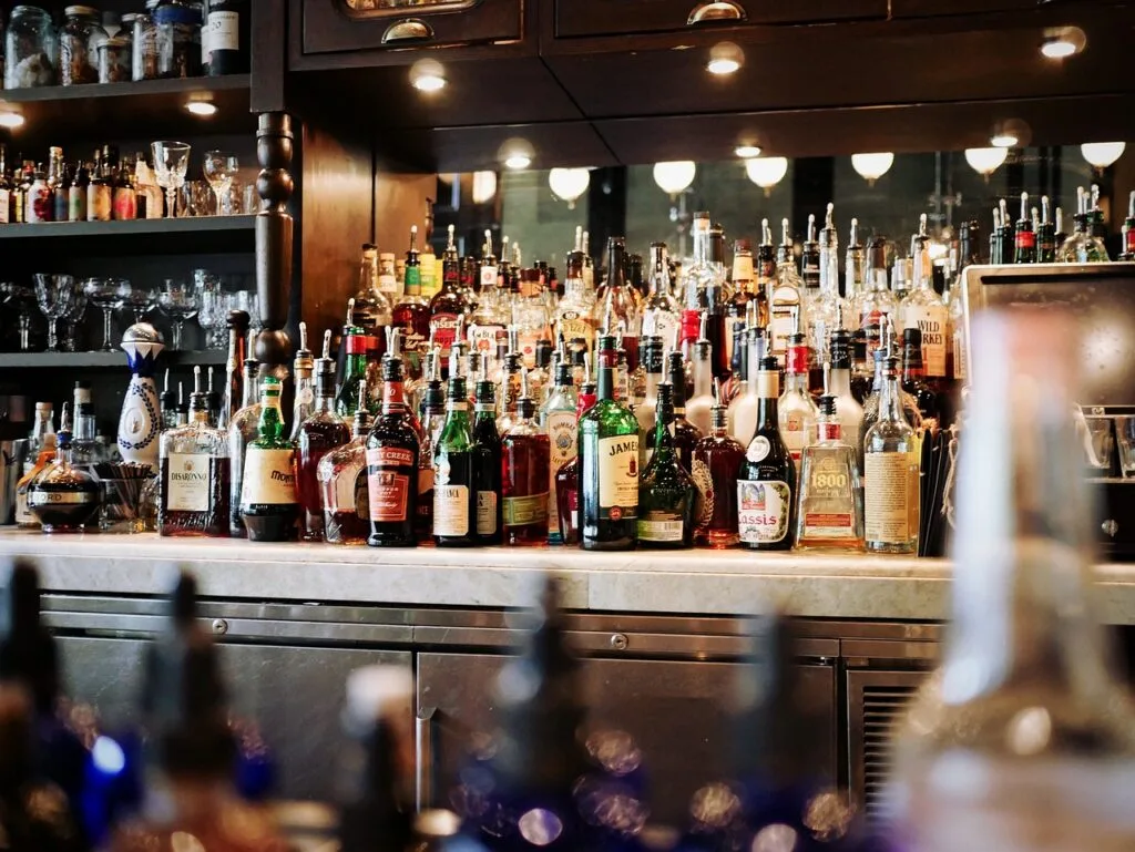 Comptoir de bar rempli de bouteilles d'alcool à Venise