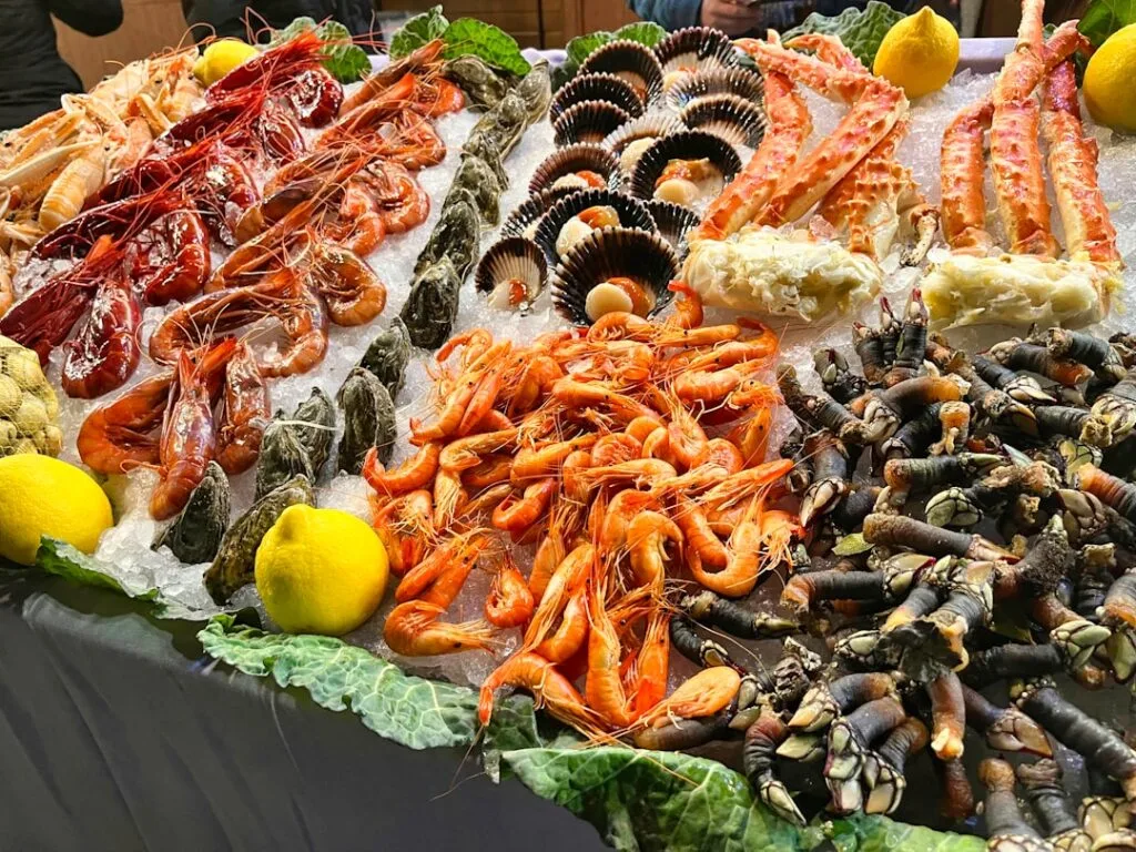 Étal de fruits de mer sur glace au marché de Venise, crevettes et percebes