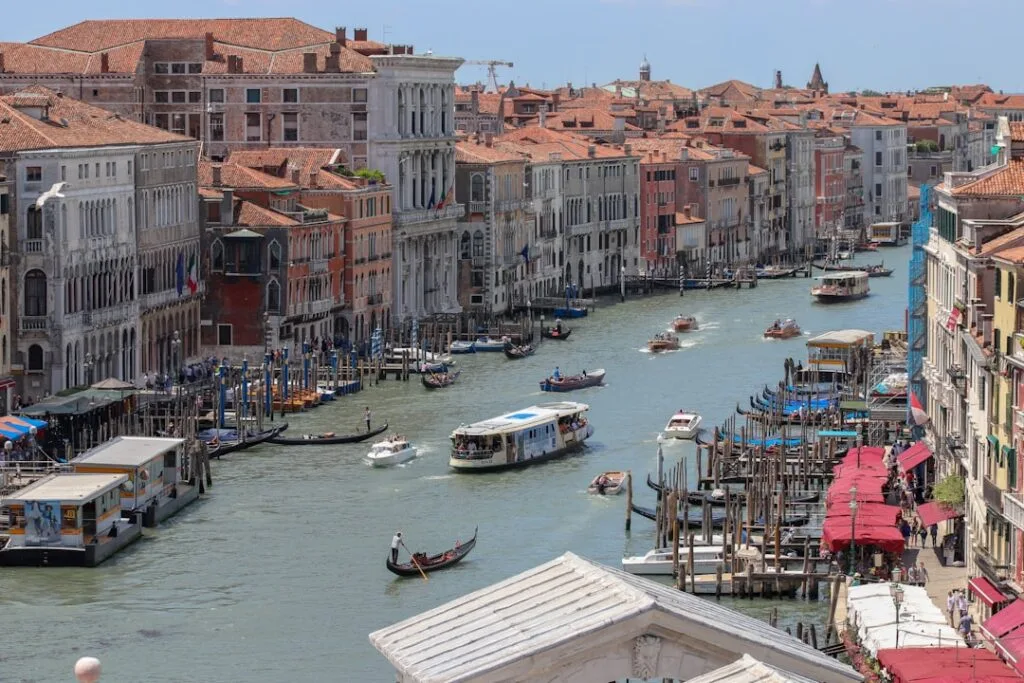 Bateau vaporetto et gondoles naviguent sur le Grand Canal de Venise
