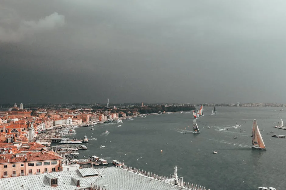 Voiliers et bateaux dans la lagune de Venise sous ciel menaçant