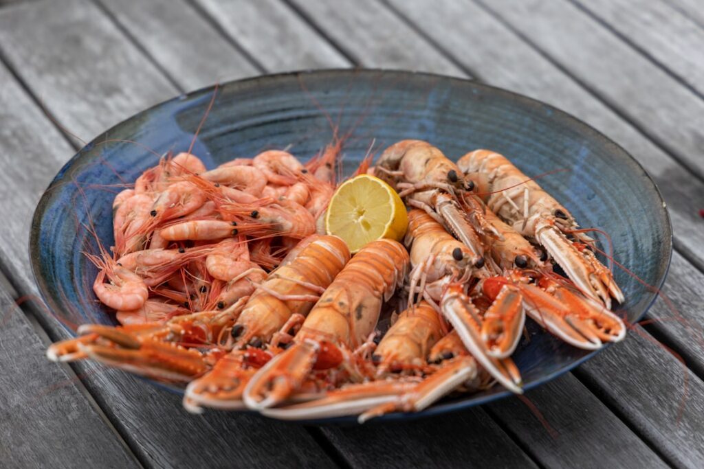 Piatto di crostacei e gamberi con limone servito a Spalato