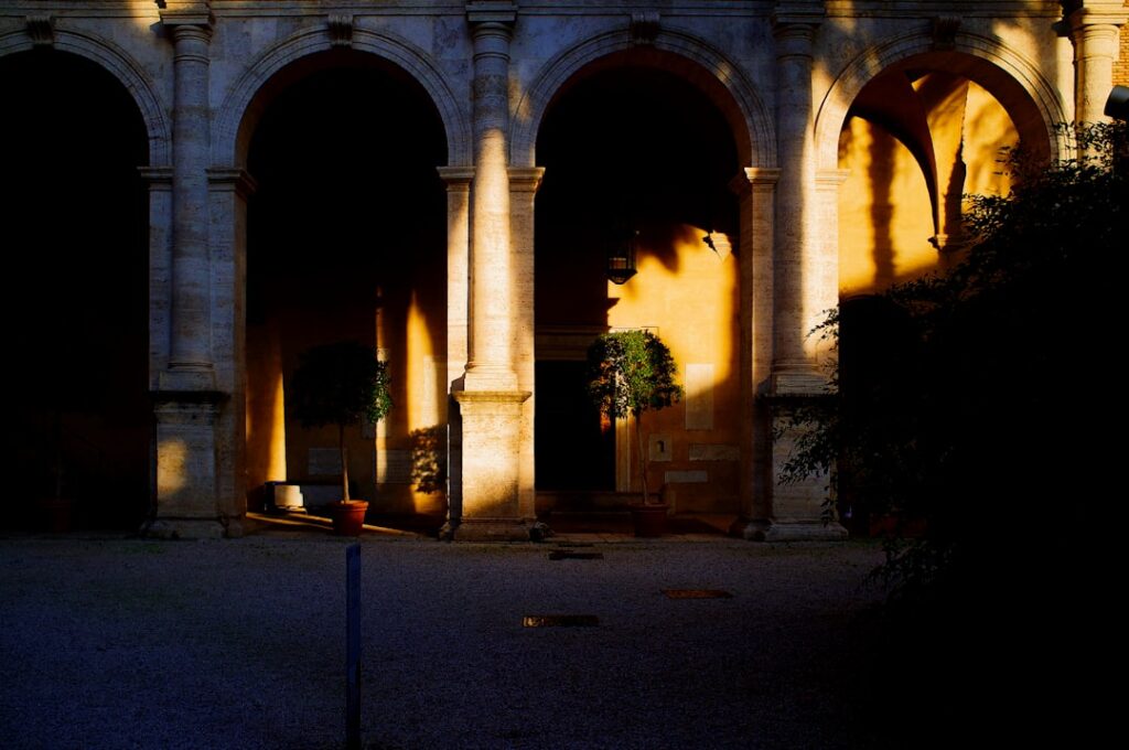 Archi illuminati dal sole nel cortile del Palazzo di Diocleziano, Spalato