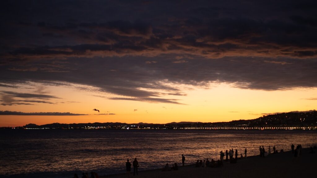 Tramonto sul mare a Spalato con sagome di persone sulla spiaggia