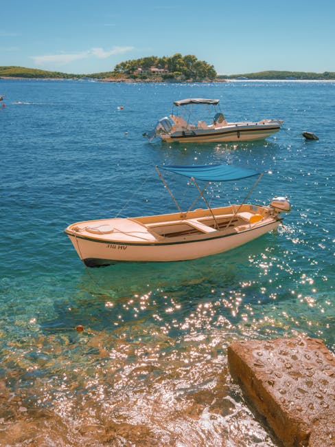 Barchette ancorate in acqua trasparente con isole sullo sfondo, Spalato