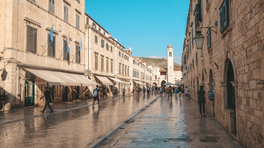 Via principale all'interno del centro storico di Spalato con torre dell'orologio