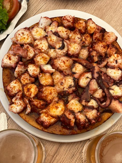 Schotel met in stukjes gesneden octopus op aardappel, typisch in Split