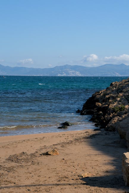 Mała piaszczysta plaża z kamiennym falochronem niedaleko Splitu