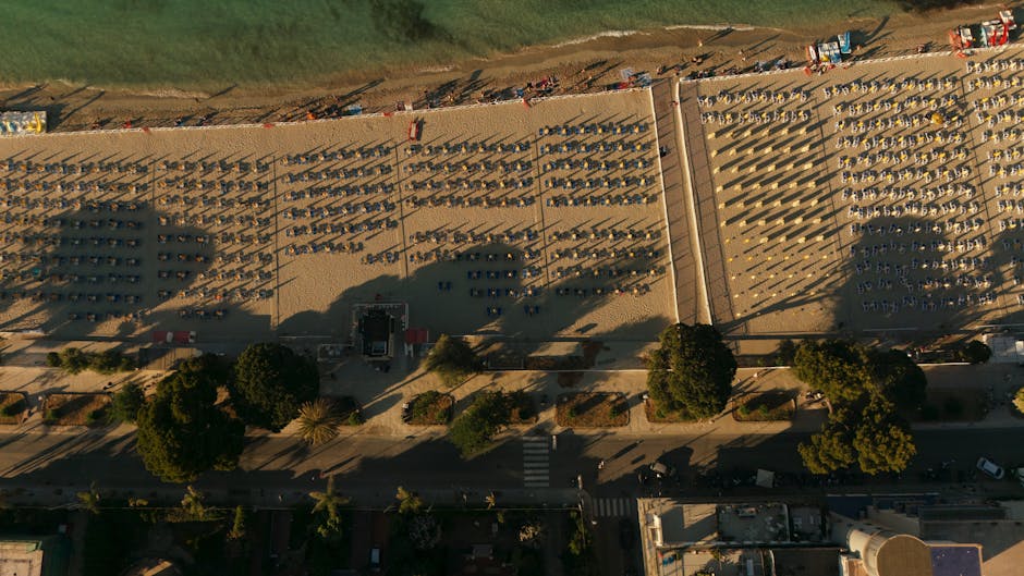 Plaża Bačvice w Splicie z uporządkowanymi leżakami z lotu ptaka
