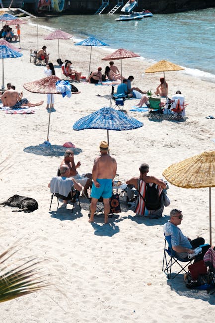 Spiaggia affollata a Spalato con ombrelloni colorati