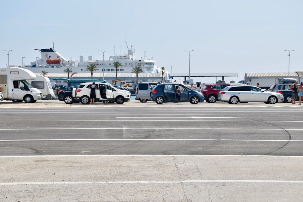 Voitures alignées au terminal ferry de Split devant un ferry
