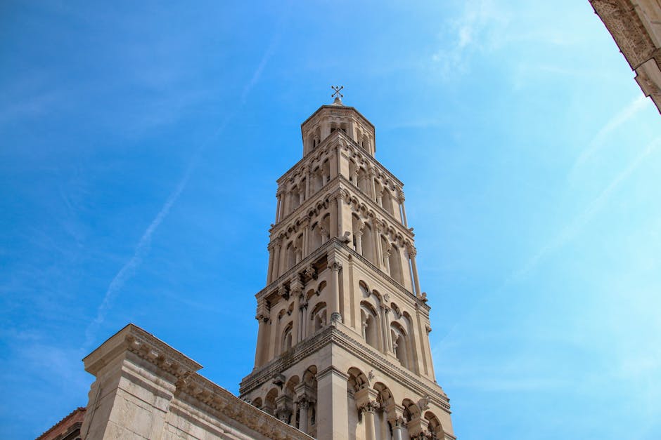 Der hohe Glockenturm der Kathedrale von Split vor blauem Himmel
