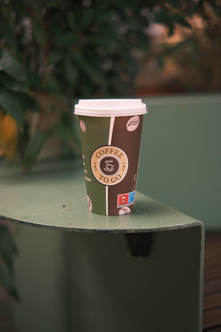 Koffiebeker op groen bankje bij een terras in Split.
