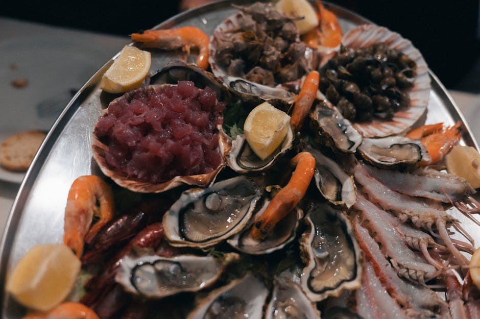 Meeresfrüchteplatte mit Austern, Garnelen und Zitrone in Split