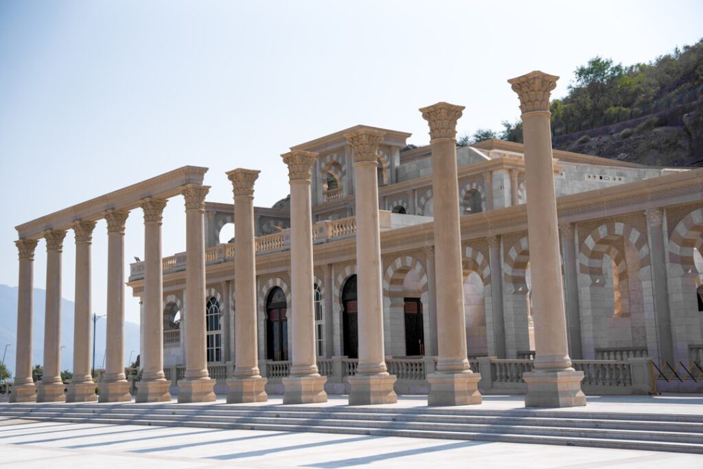 Colonnade classique aux grandes colonnes devant un bâtiment historique à Split