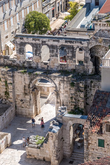 Vestiges muraux du palais de Dioclétien à Split, arches et ruines