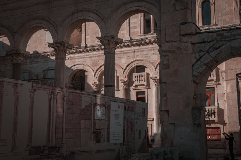 Arcades van het Paleis van Diocletianus in Split met bouwschermen