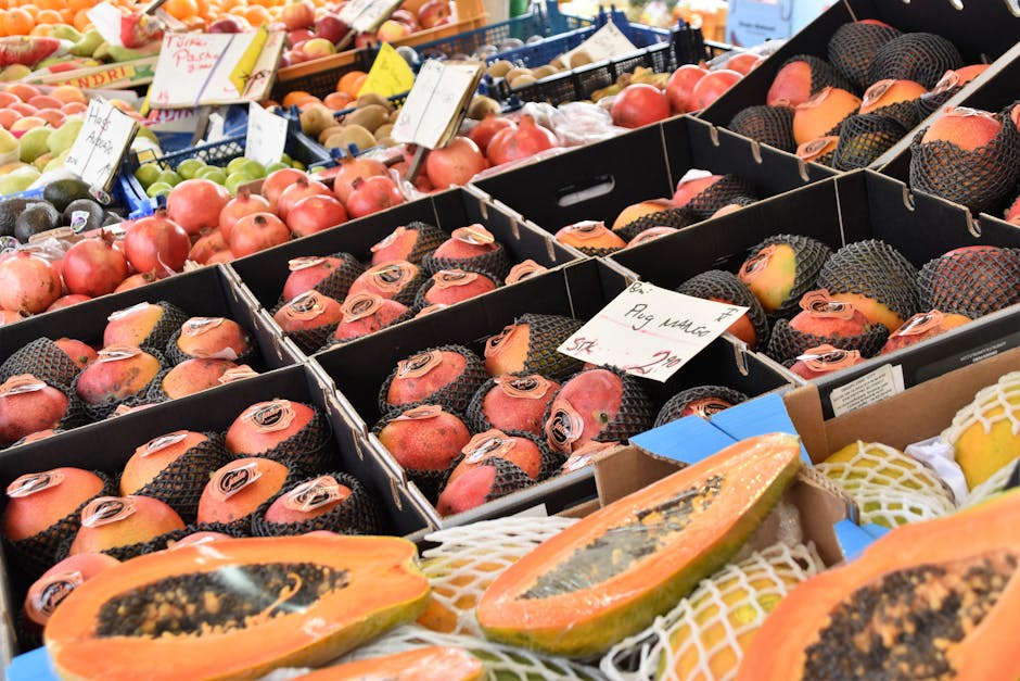 Bancarella di frutta a Spalato con papaya, mango e melograni