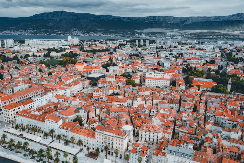 Panoramiczny widok na stare miasto Split z czerwonymi dachami