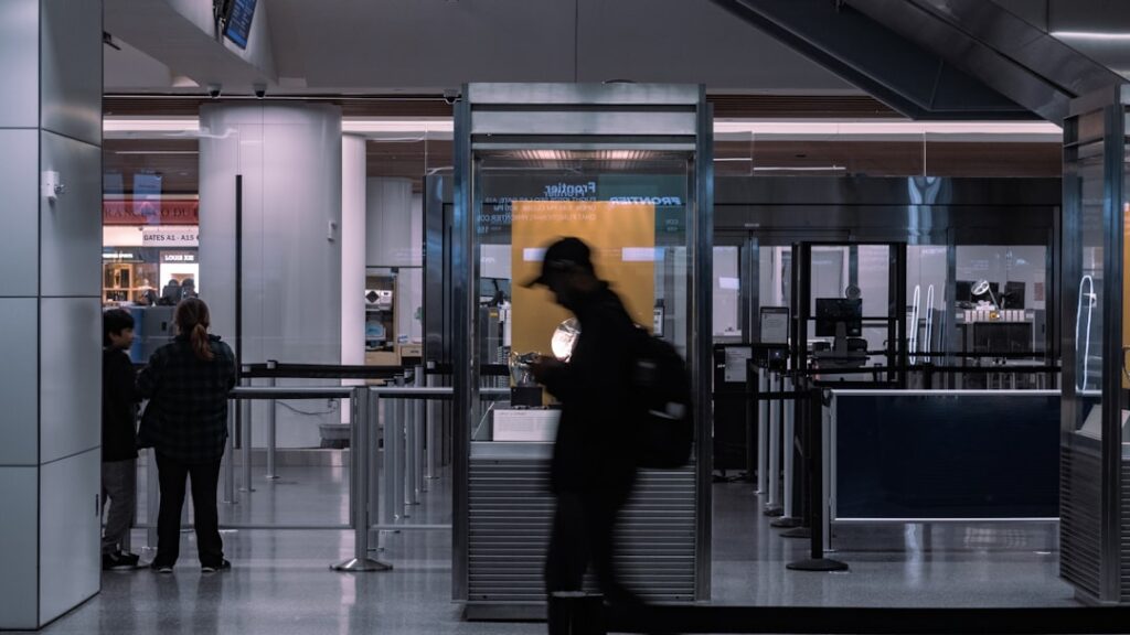 Zone contrôle de sécurité à l'aéroport de Split, voyageur silhouetté