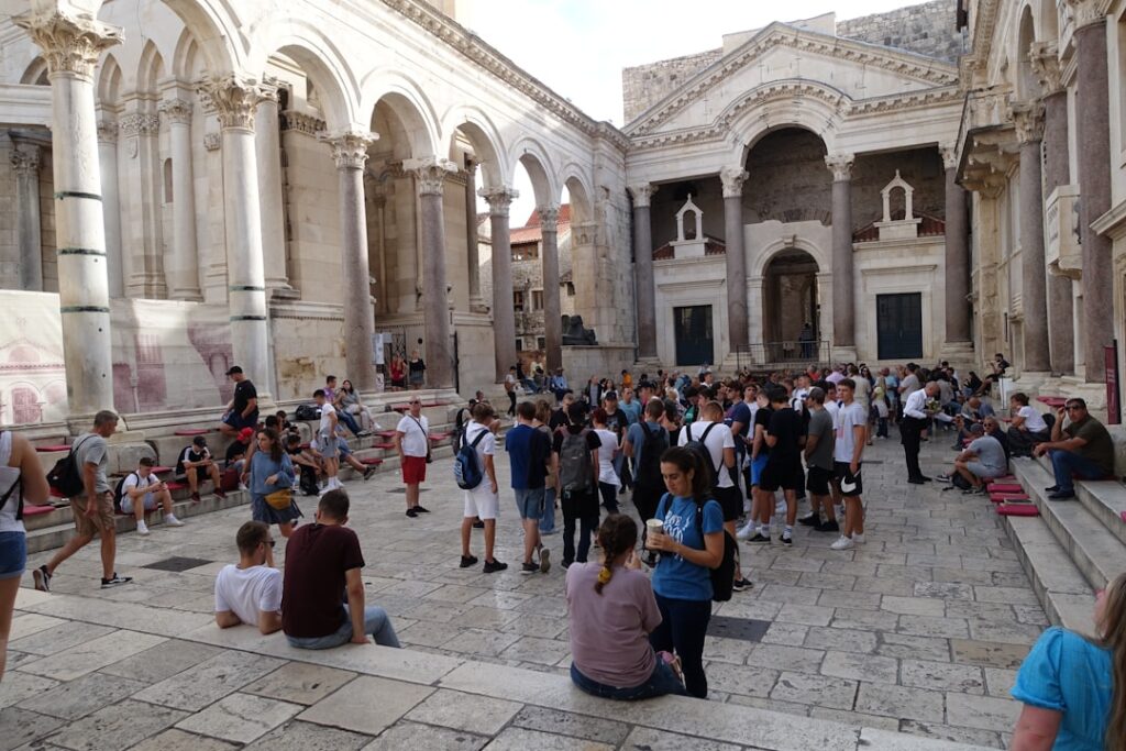 Touristes rassemblés sur le péristyle du palais de Dioclétien à Split