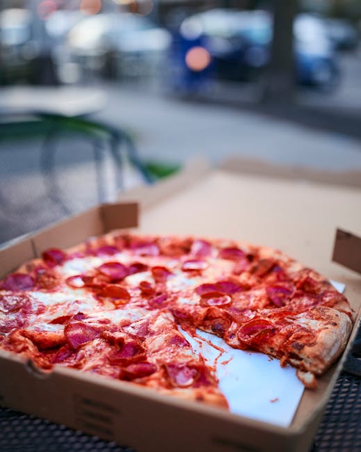 Pizza al taglio in scatola, pronta da mangiare per strada a Spalato