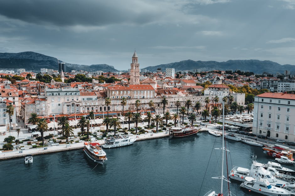 Luchtfoto van de Riva en haven van Split met kathedraaltoren