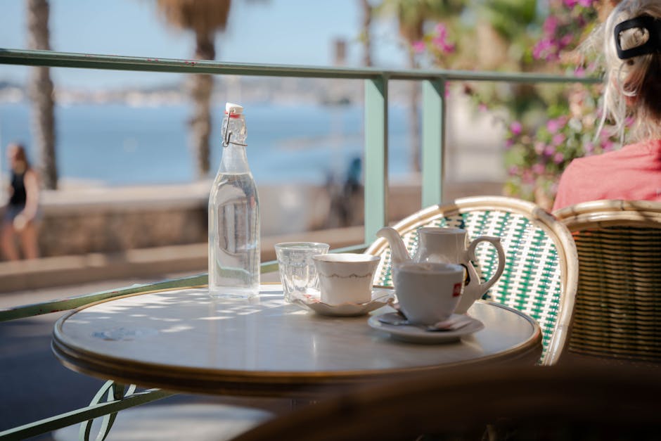 Cafetafeltje met koffie en water, uitzicht op boulevard van Split