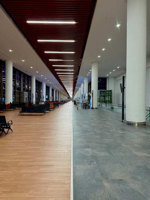 Hall d'attente moderne de l'aéroport de Split, allées vides