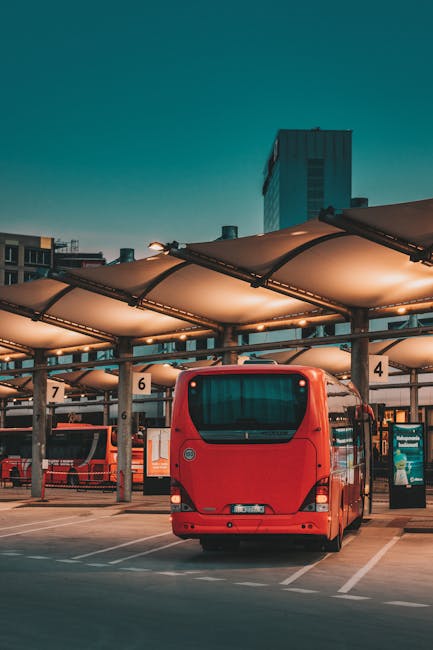 Czerwony autobus na dworcu autobusowym w Splicie o zmierzchu