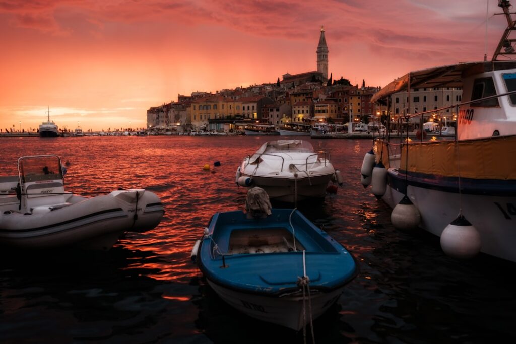Kleine Boote im Hafen vor dramatisch rot gefärbtem Abendhimmel