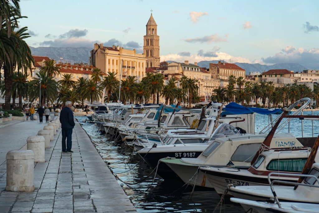Vissersboten langs de Riva-promenade in Split bij zonsondergang