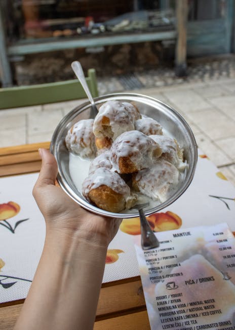 Dolcetti fritti con crema serviti in una ciotola a Spalato
