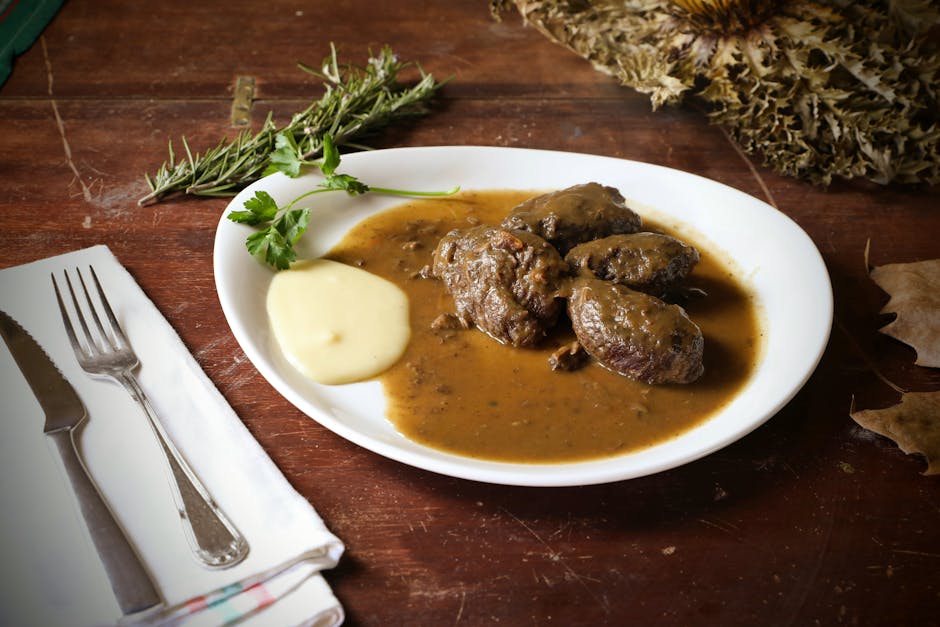 Gestoofd vlees in bruine saus met puree, geserveerd in Split