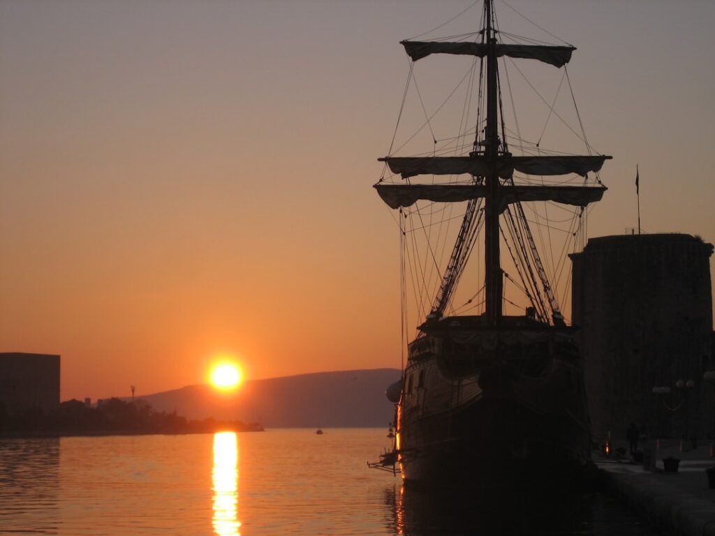 Segelschiff-Silhouette am Hafen von Split bei Sonnenuntergang