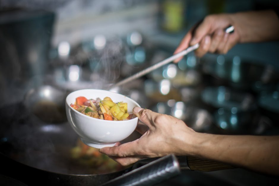 Szef kuchni przygotowujący wegański bowl w kuchni Funky Vegan Kitchen