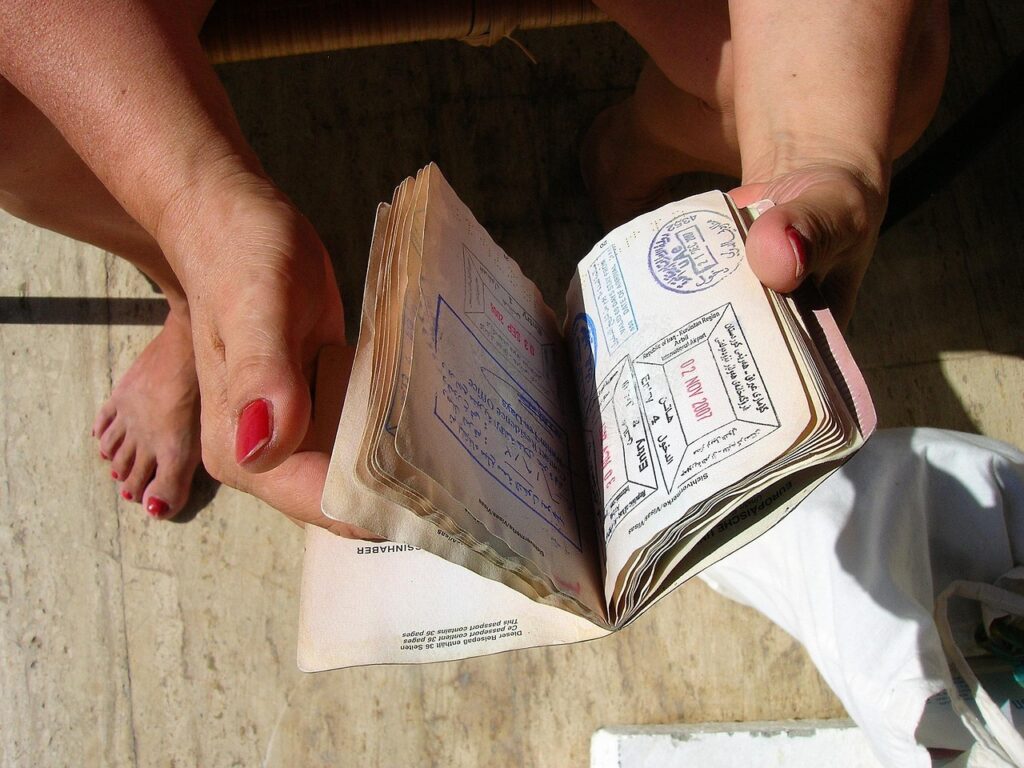 Calcolatore Schengen su laptop e documenti di viaggio