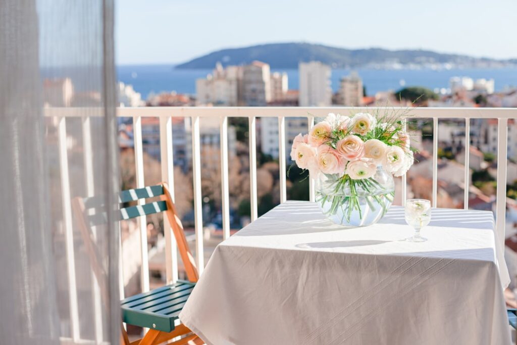 Hotelzimmer mit Meerblick und Balkon in Split bei Sonnenaufgang