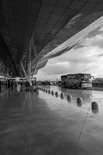 Ankunftsbereich Split Flughafen SPU mit Bus vor dem Terminal