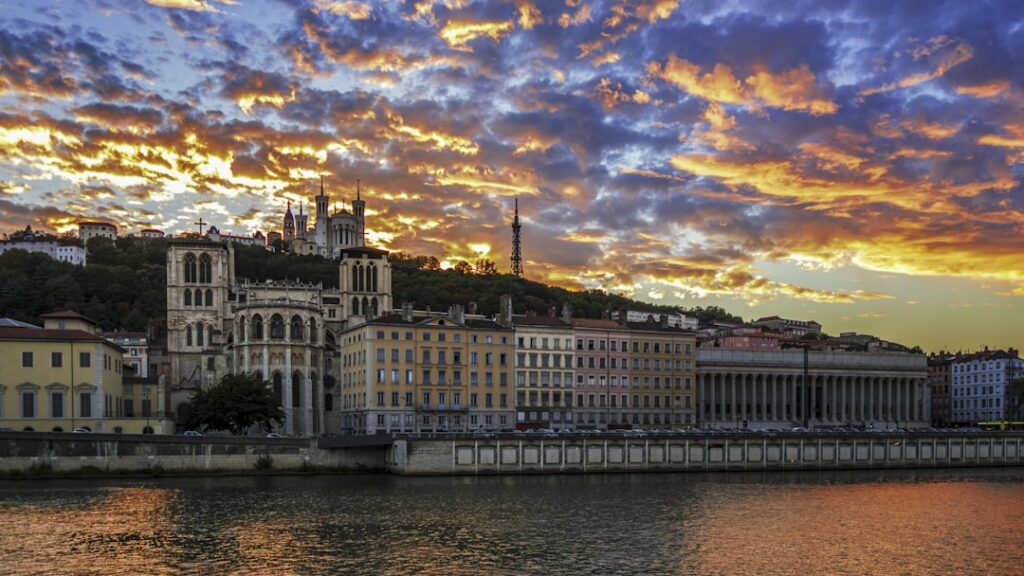 Riva von Split bei Sonnenuntergang mit Blick auf den Diokletianpalast