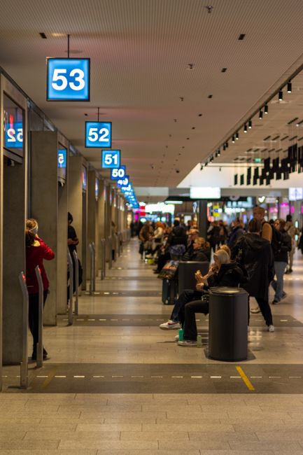 wnioskujący w centrum wizowym — kolejka i stanowiska