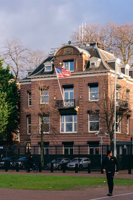 Ingresso di un edificio dell'ambasciata con bandiera