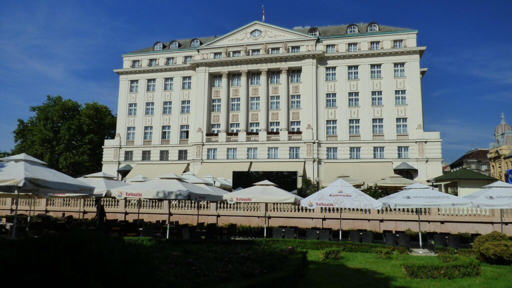 Facciata storica dell'Hotel Esplanade a Zagabria la sera