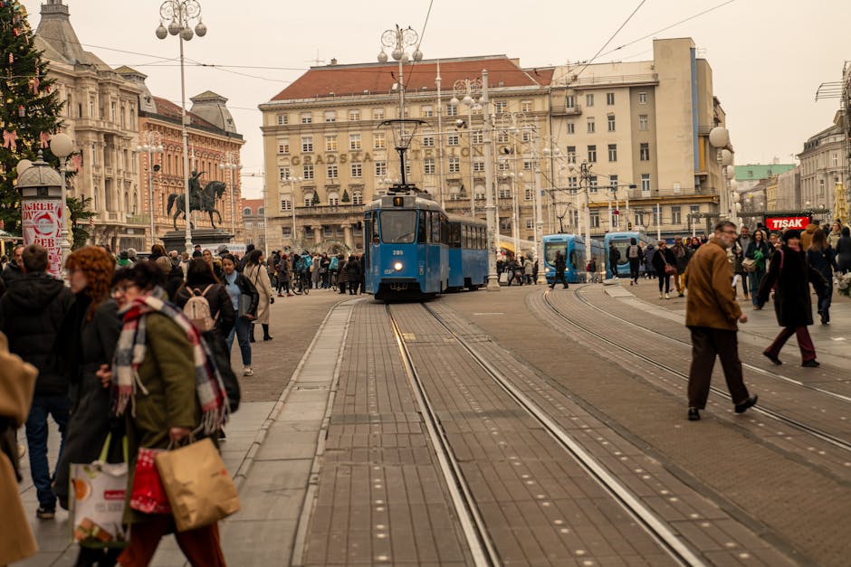 Trg bana Jelačića, piazza centrale di Zagabria, folla a metà giornata