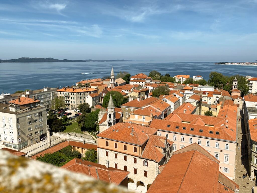 Sfeervol straatbeeld in de oude binnenstad van Zadar